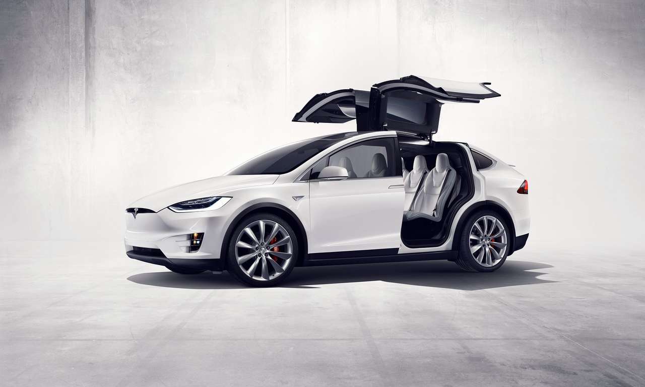 Tesla Model X уезжает все дальше