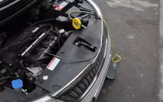 На Kia Rio третьего поколения масло откачивается отлично, а для замены фильтра приходится лечь на асфальт. Но фильтр расположен недалеко – сразу за бампером спереди.