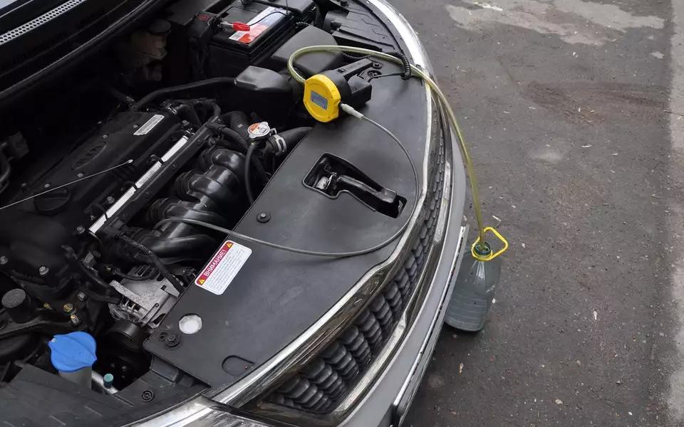На Kia Rio третьего поколения масло откачивается отлично, а для замены фильтра приходится лечь на асфальт. Но фильтр расположен недалеко – сразу за бампером спереди.