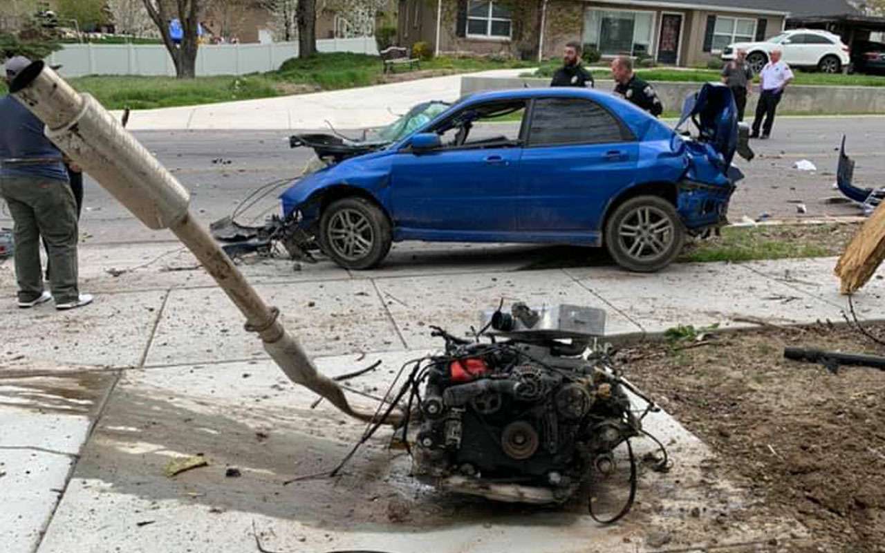 Вот это авария: водитель, двигатель и коробка вылетели из авто