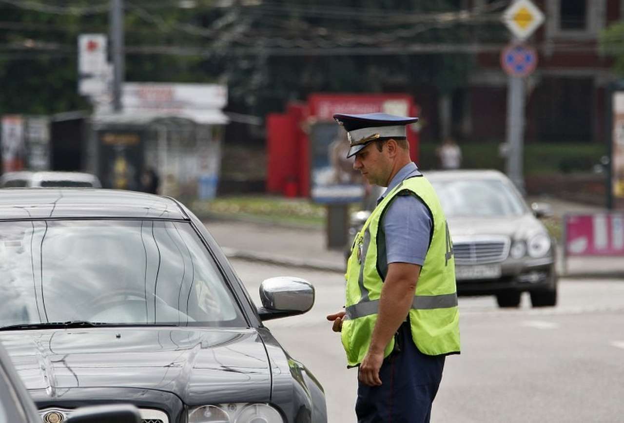 Владельцев авто с иностранными номерами начнут наказывать за нарушение сроков пребывания в РФ 