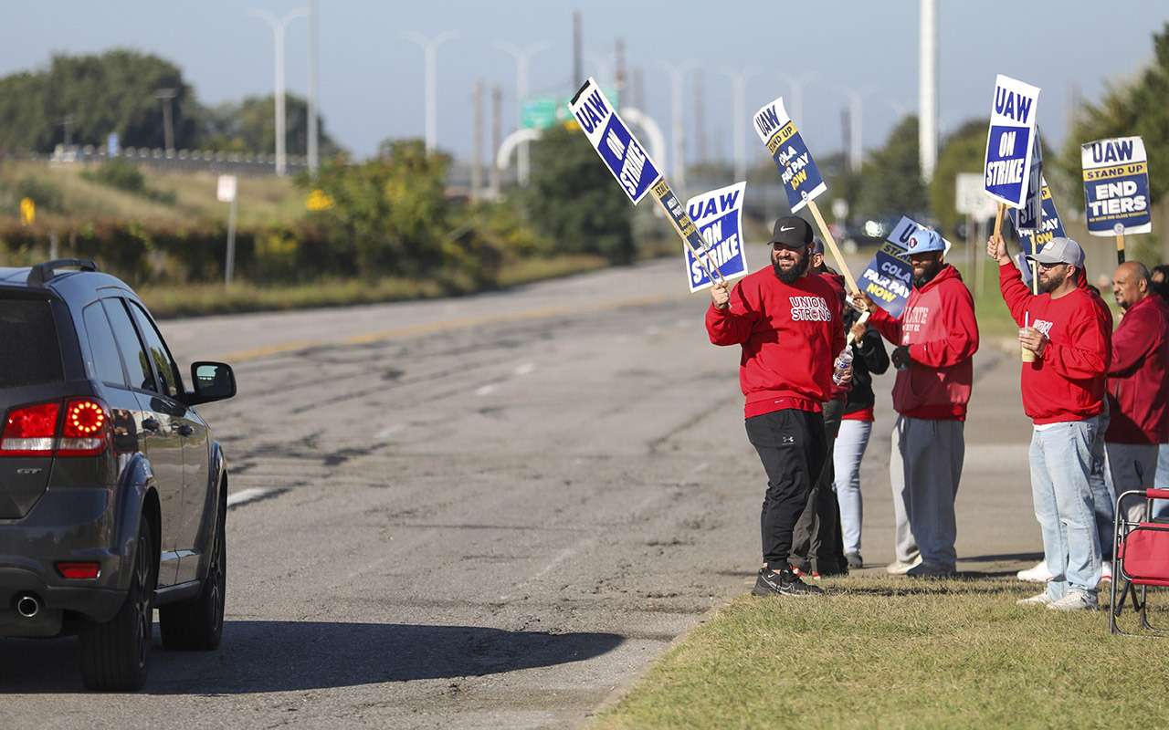 Заводы Ford, Stellantis и GM захлестнула волна забастовок на фоне массовых сокращений