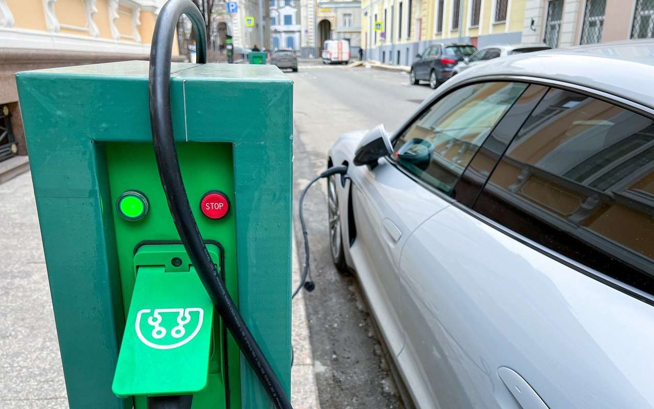 «Электрички» в РФ: Evolute падает, Zeekr в топе... Кто их вообще берет?!