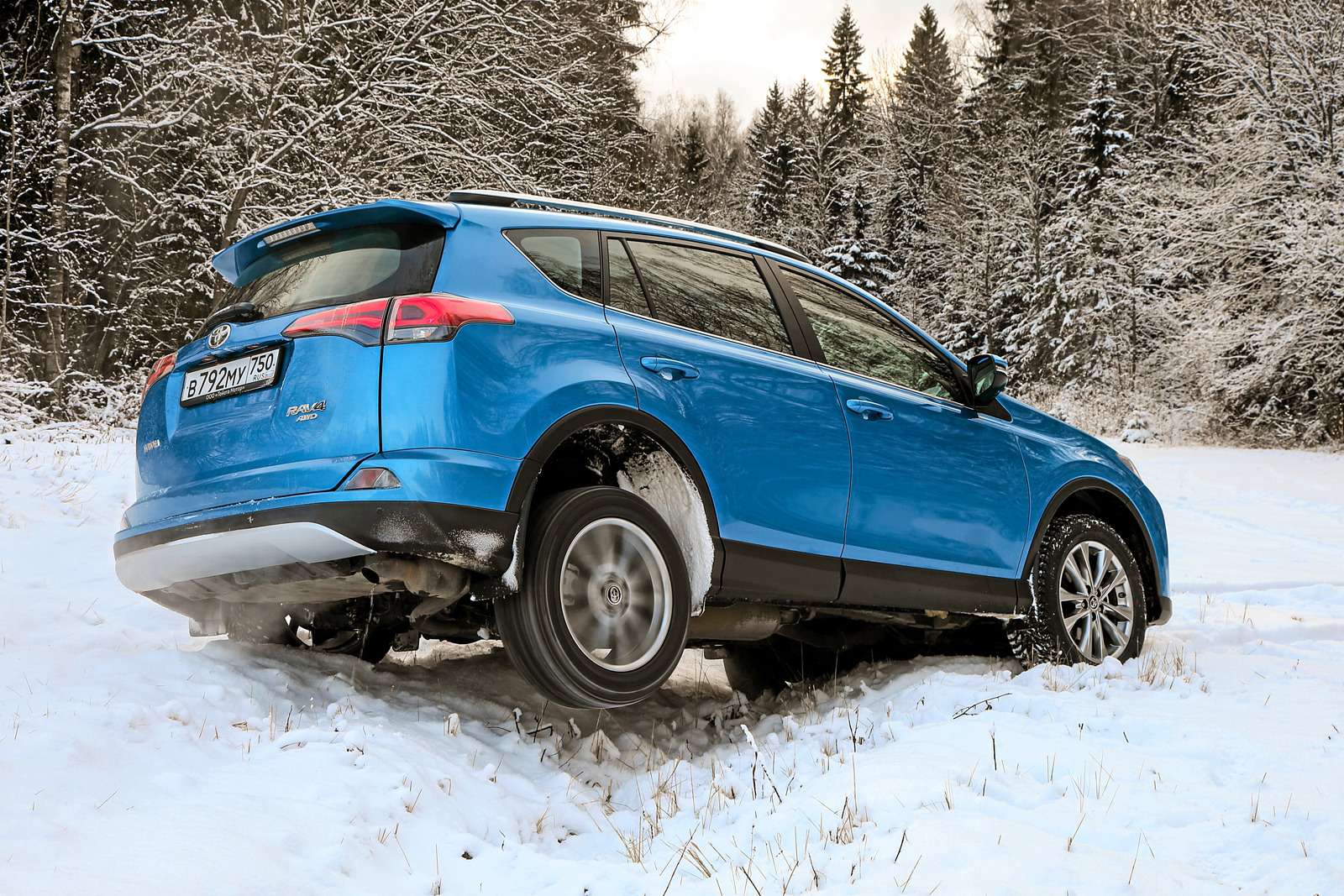 Субару форестер и тойота рав 4 сравнение. Кроссоверы тест. Тойота рав 4 и аутлендер. Тест кроссоверов. Аутлендер и форестер 2020 года фото.