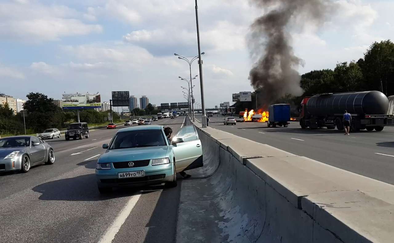 Грузовик с газовыми баллонами взорвался в Москве. Видео