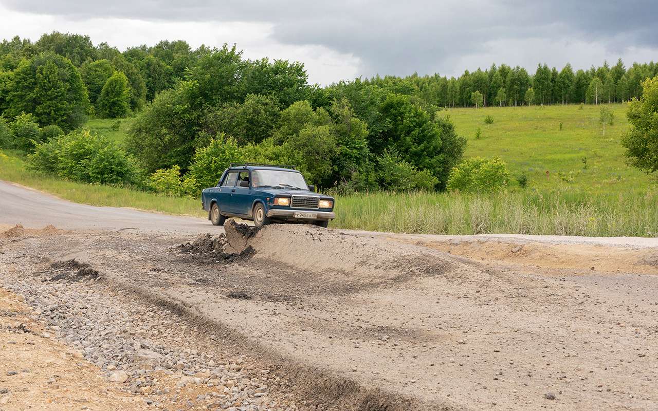 Германия сожалеет, что не может отремонтировать дорогу в омском селе