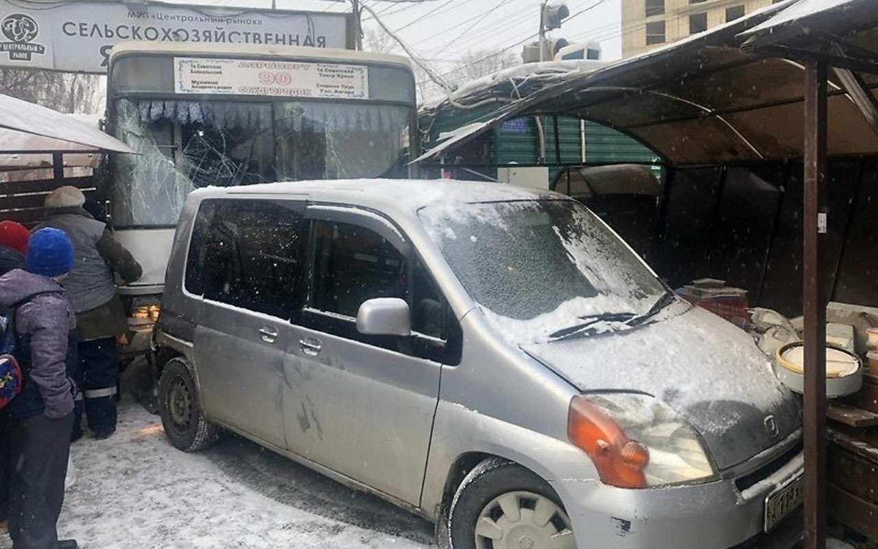 Автобус влетел в придорожный рынок