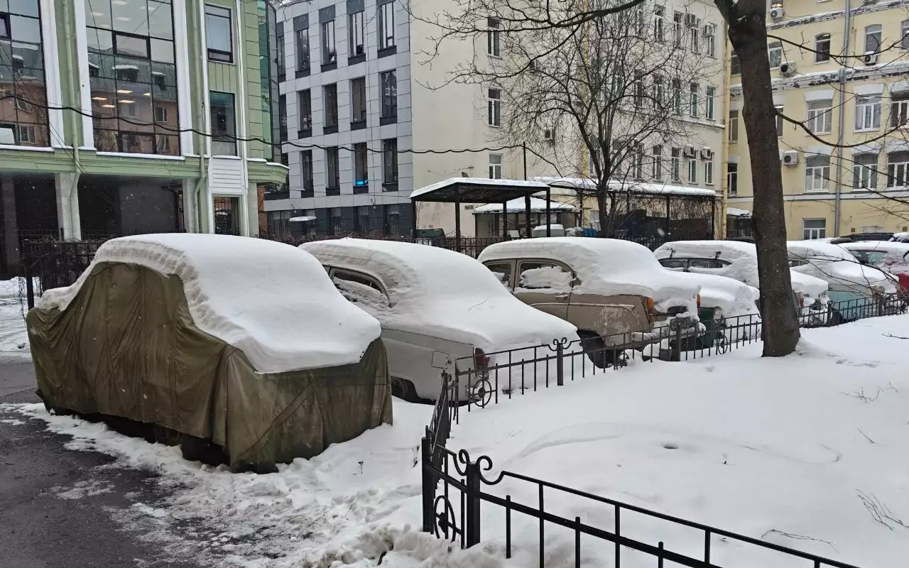 «Победу», «Волгу» и «Москвичи» нашли под снегом в Петербурге
