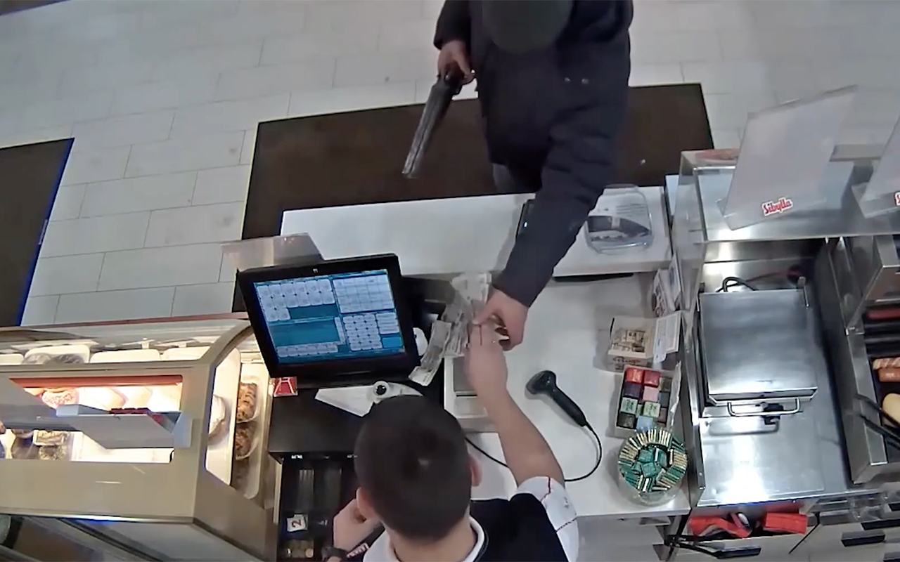 Ограбление на АЗС раскрыли быстро. Повсюду видеокамеры!