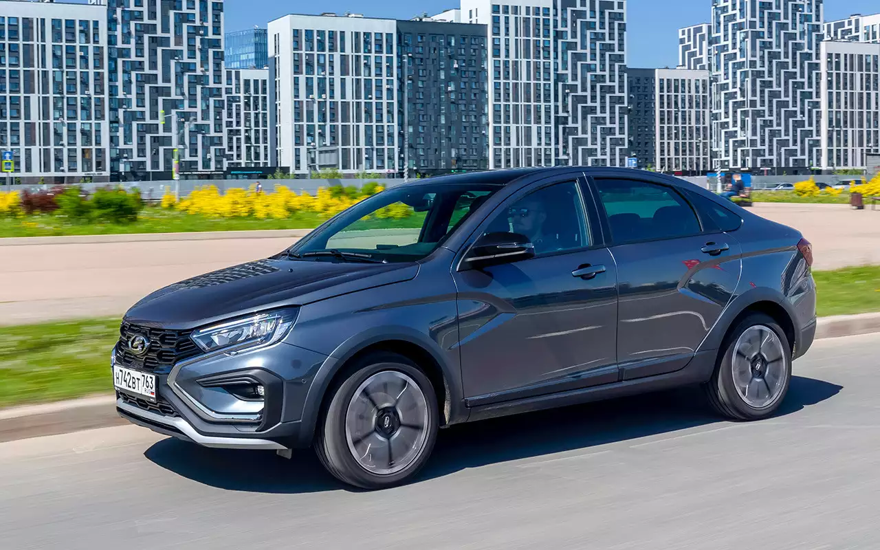 Веста 1.8 с 6‑ступенчатой механикой стала самой динамичной в семействе. Седаны – обычный и Кросс – набирают сотню за 10,6 с. Четырехдверке Sportline, которая слабее на 4 л. с., требуется 10,9 секунды.