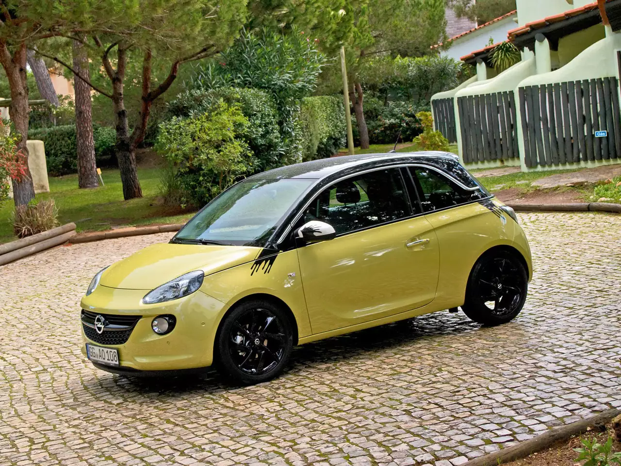 Ситикар Opel Adam замечен у одного из московских дилеров