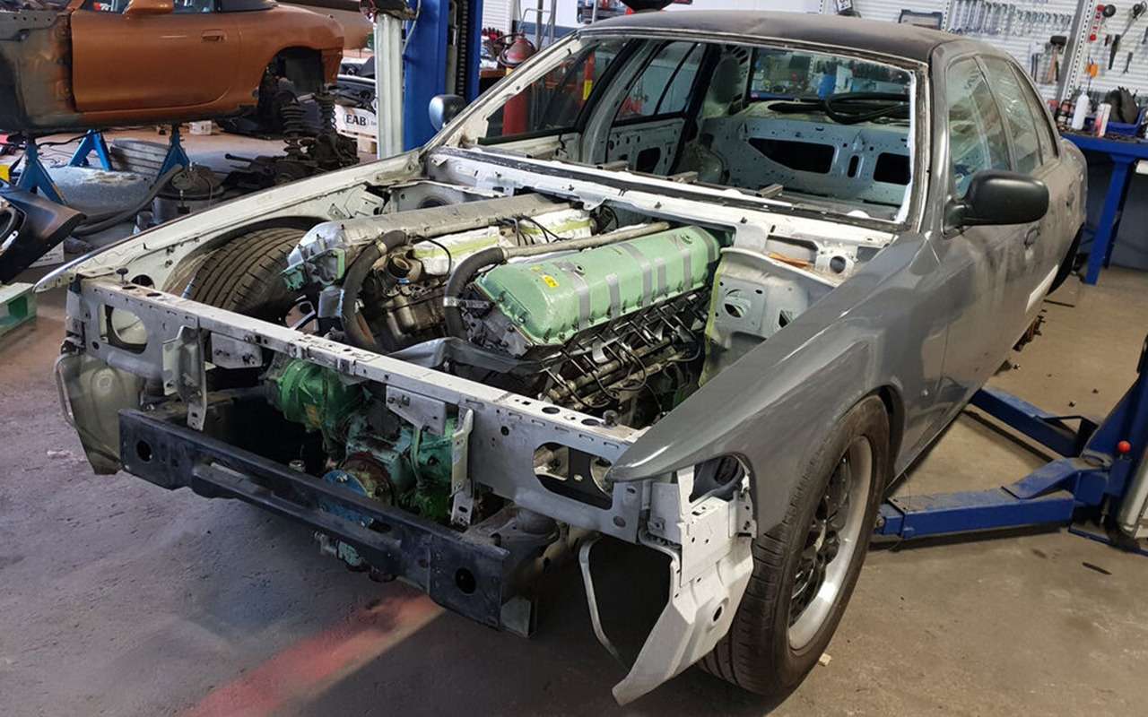 На полицейский Ford установили 27-литровый мотор — от танка