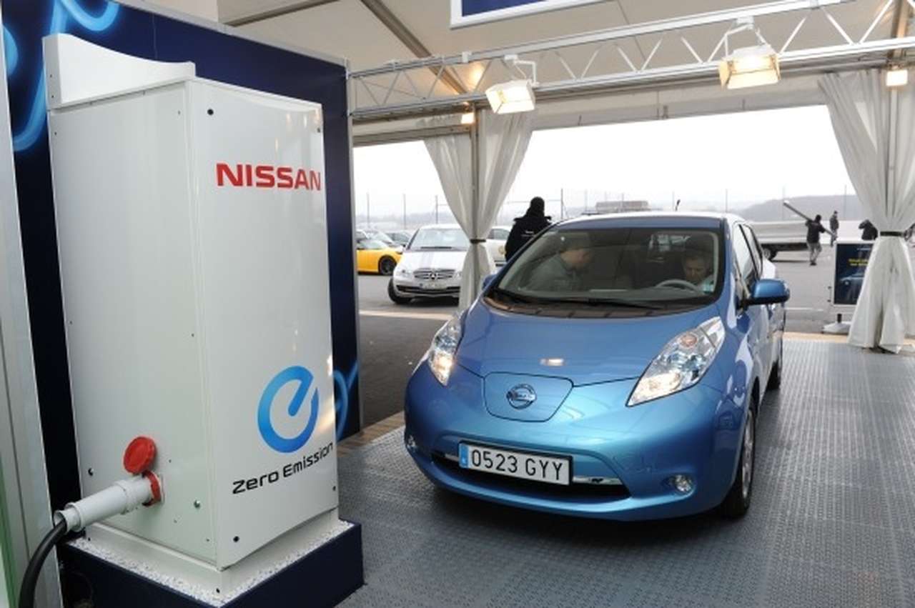 Nissan Leaf на электрической АЗС