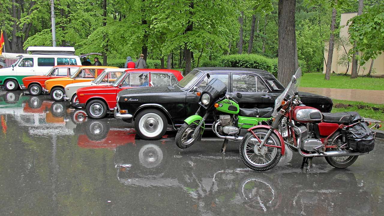 Точно так же выглядели парковки наших городов в 70-х. На переднем плане – старая чешская Ява, за ней — Восход, дальше – Волга и Жигули. Сравните с тем, что вы видите сегодня, и скажите честно, какая картинка вам милее. Мне – вот эта.