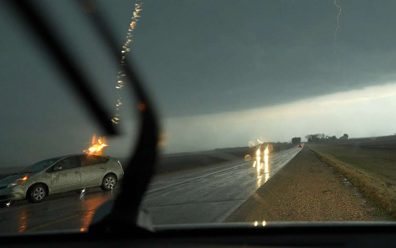 Охотники за молниями сняли, как это происходит в машине