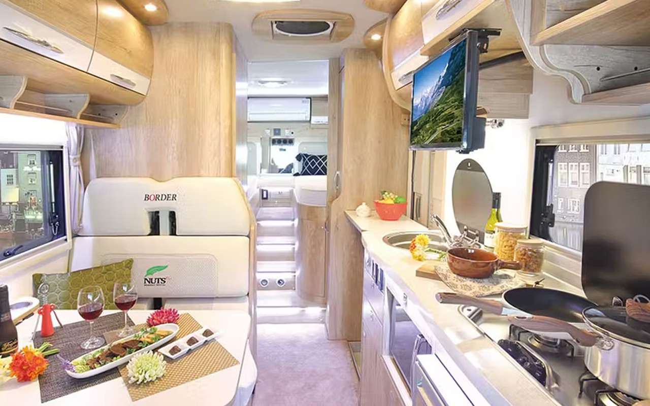 Много простора по-японски: автодом с 2 огромными кроватями, большой кухней и удобным санузлом