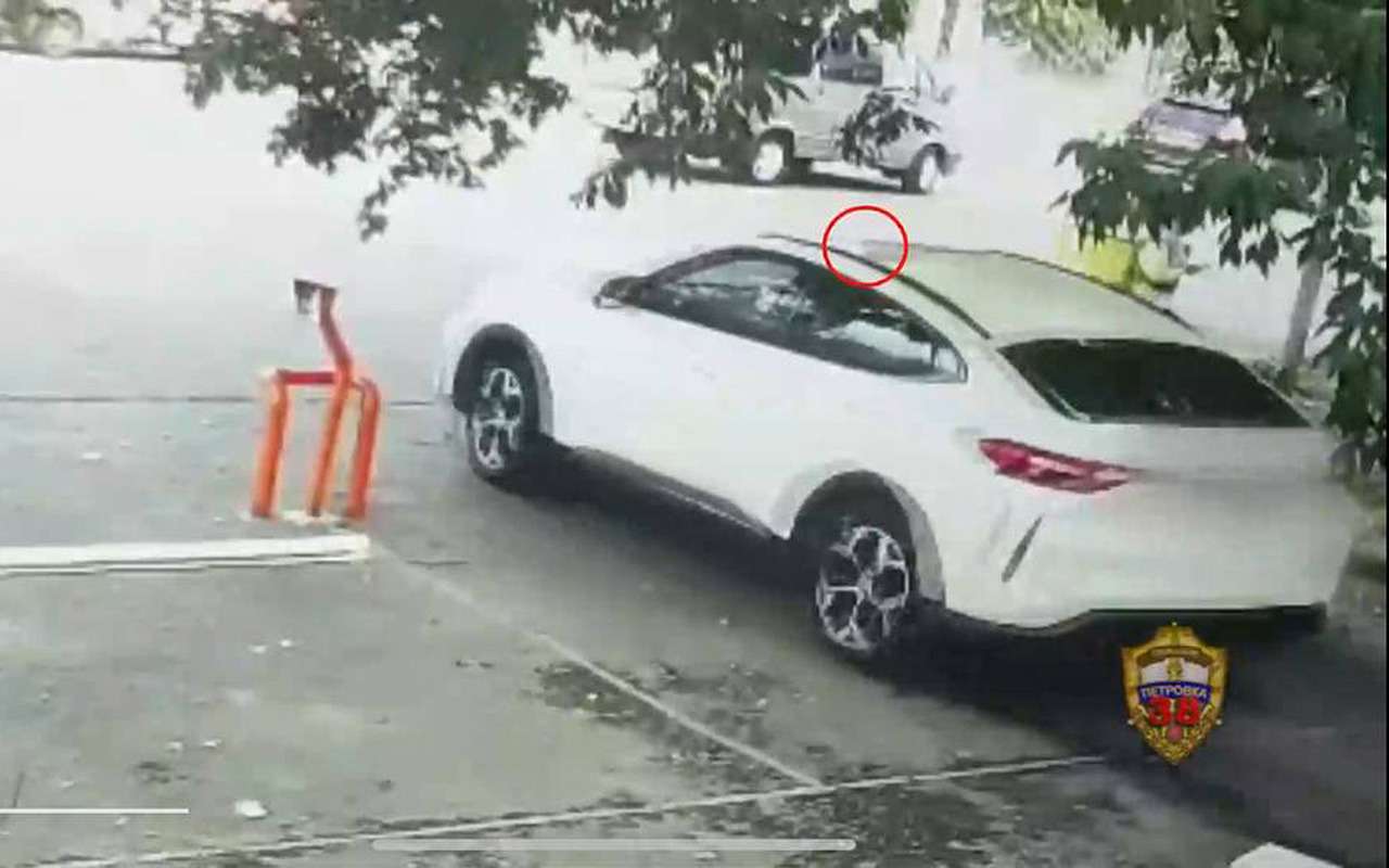 Никогда так не делайте: водитель положил на крышу авто деньги и уехал