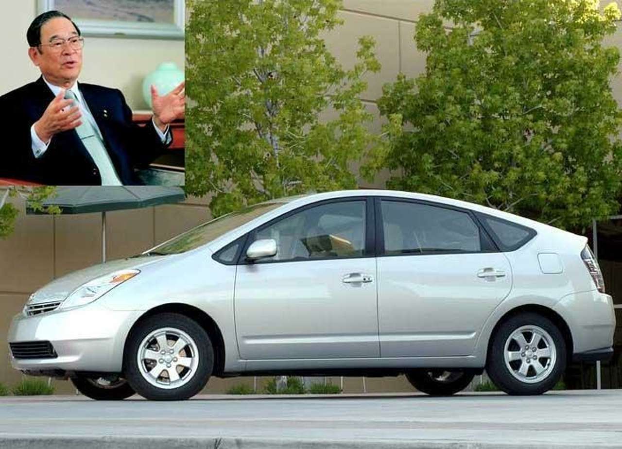 Toyota Prius паркуется без водителя