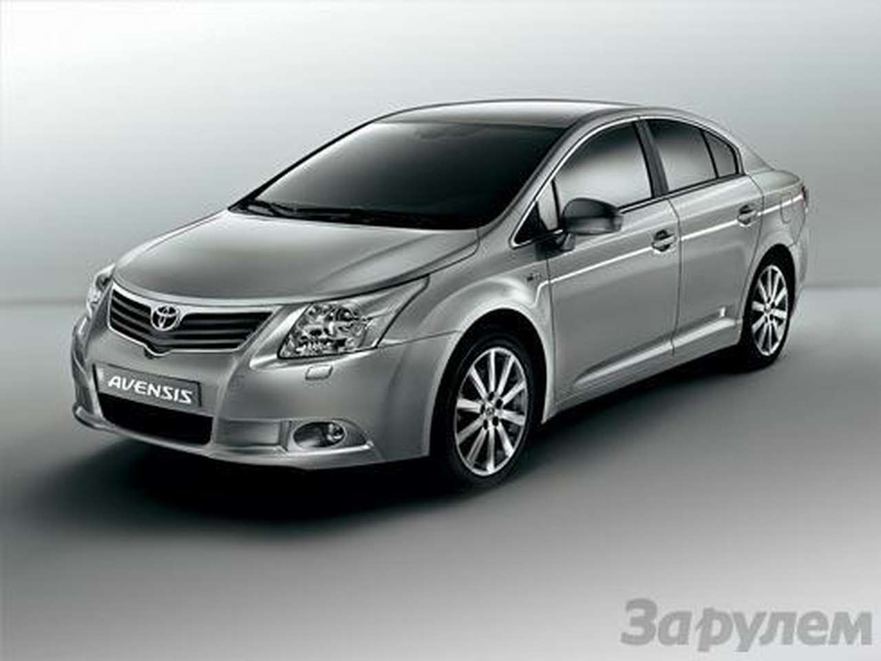 Нынешний седан «Авенсис» культивирует J-фактор – так маркетологи «Тойоты» решили назвать совмещение японских оригинальности и качества. Vibrant Clarity – изобретение того же рода. В переводе с языка PR (с языком Шекспира и Диккенса имеет лишь относительное сходство) это должно означать «Потрясающую Ясность» и соединение динамичного и рационального начал.