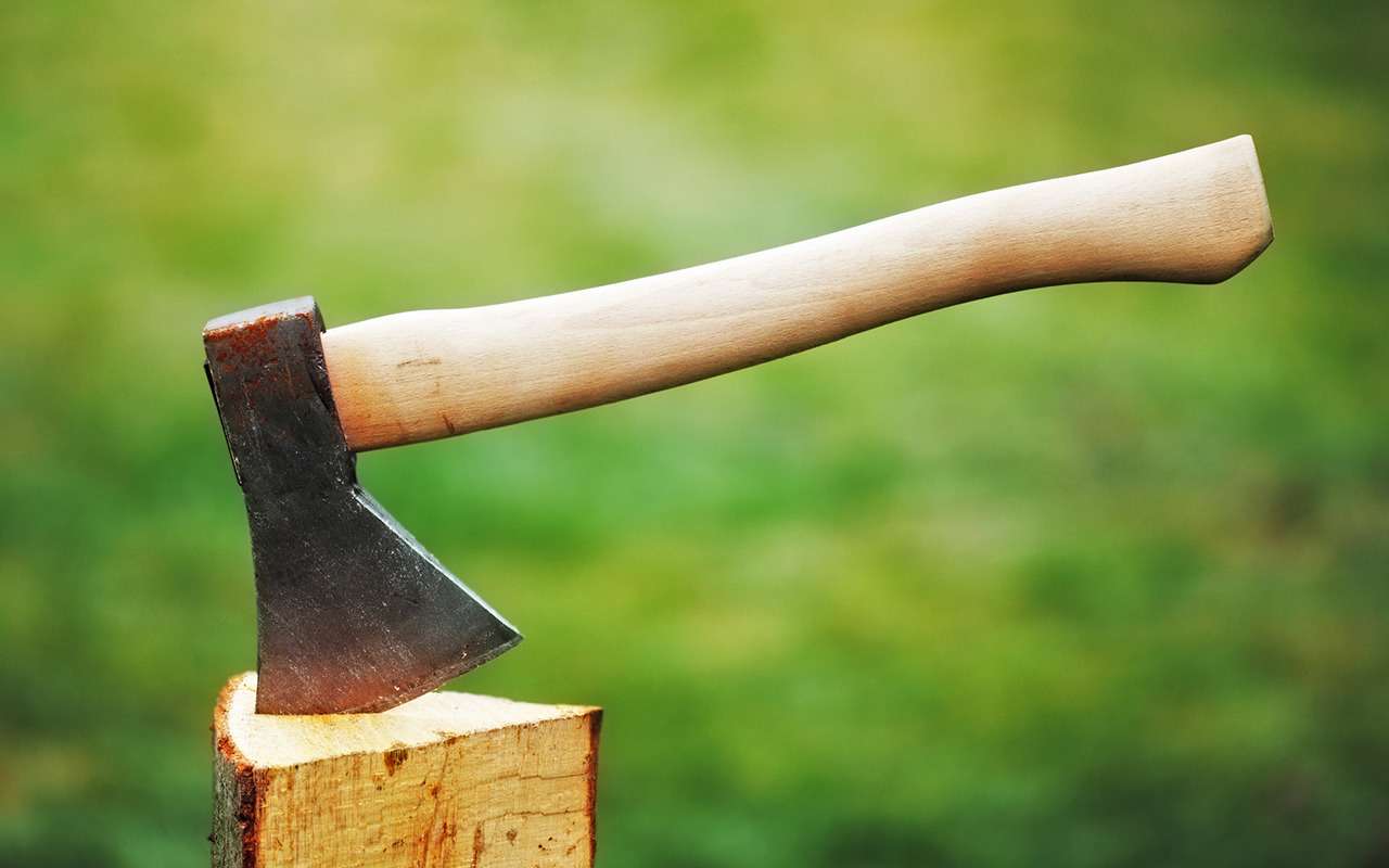 Запертого в автомобиле грудного ребенка спас мужчина с топором