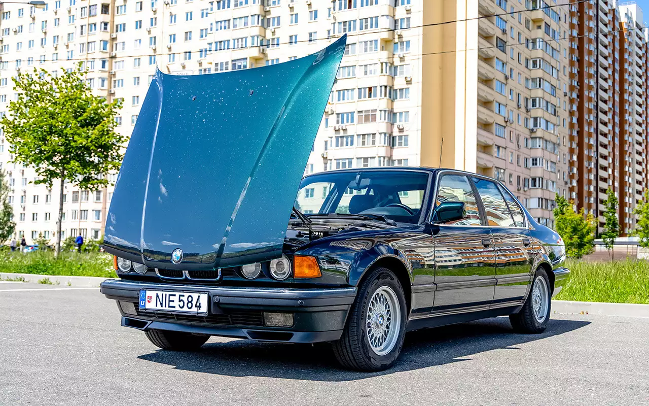 Капот открывается вперед по сложной траектории.