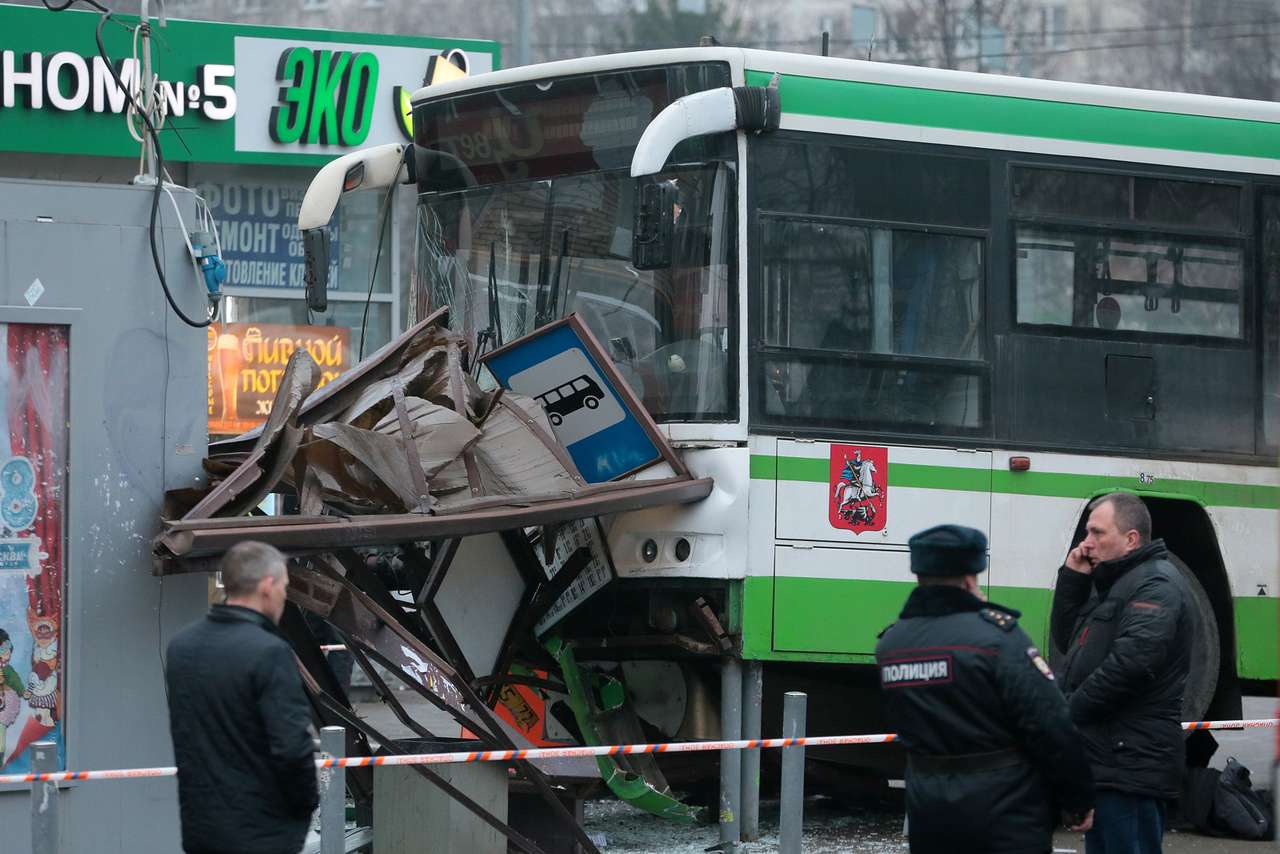 Снова! Автобус врезался в остановку общественного транспорта