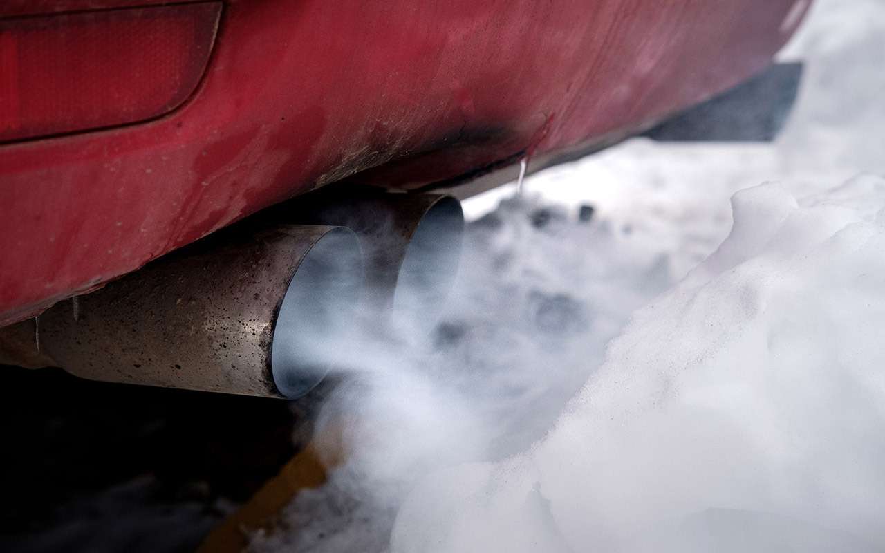 Сосед греет машину под окном — все ко мне летит?