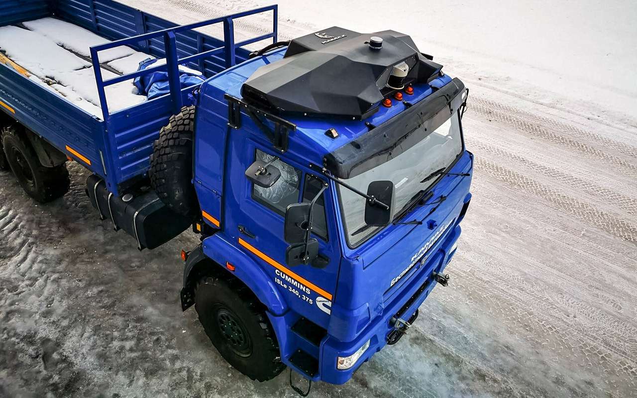 Вычислительный блок «Аватара» оснащен радиаторами и кулерами для охлаждения, а также системой обогрева. Точность позиционирования автомобиля по встроенной навигации – 20 см. Достаточно, чтобы держаться в пределах полосы на трассе.