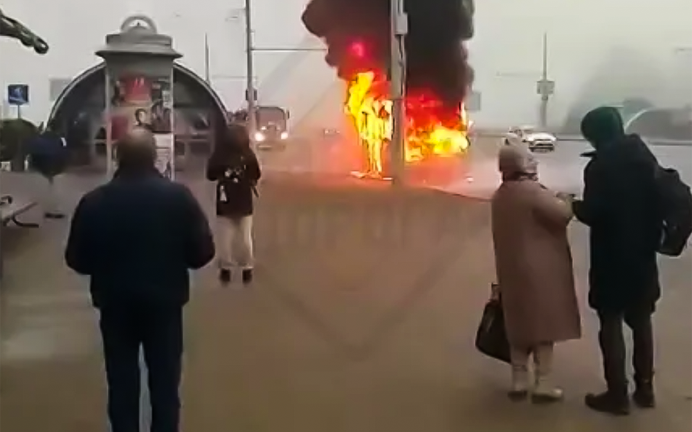 В Минске автобус подъехал к остановке и... полностью сгорел (видео)