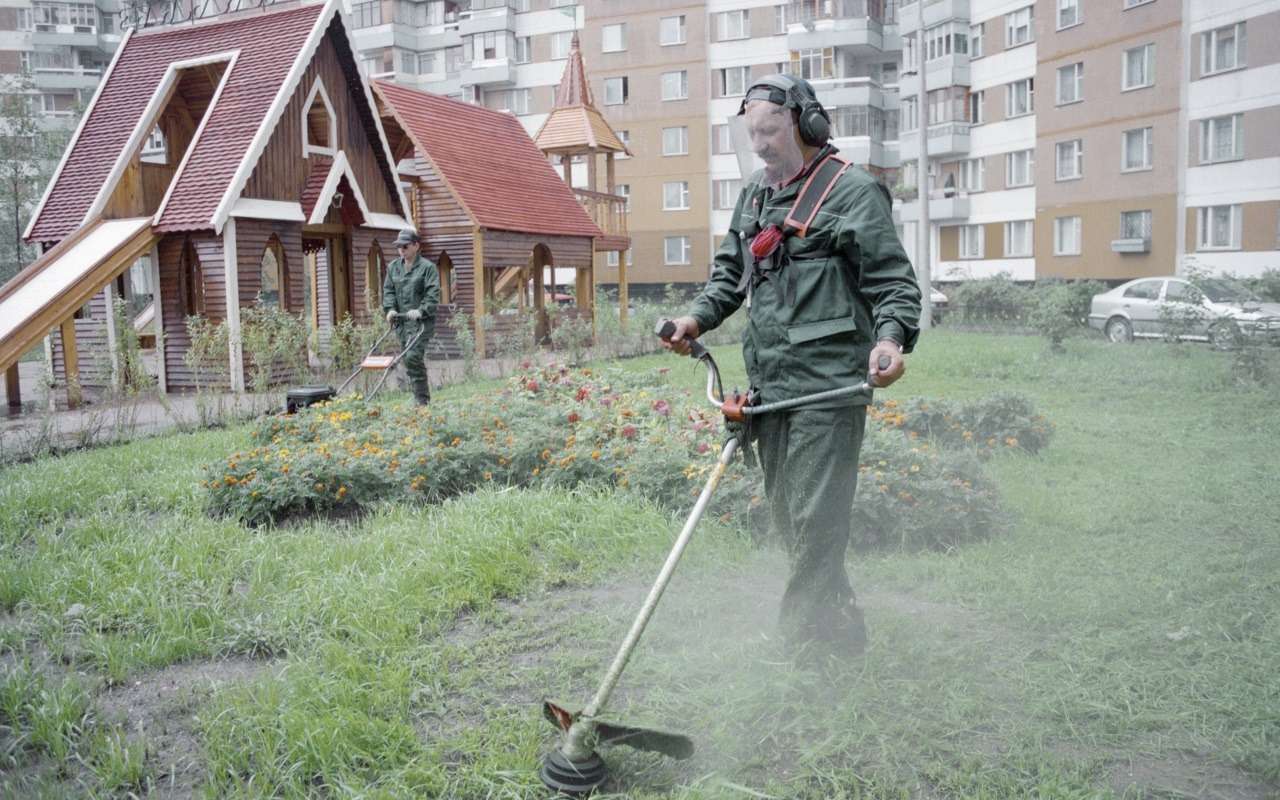 В машину прилетел камень от газонокосилки во дворе — как добиться компенсации?