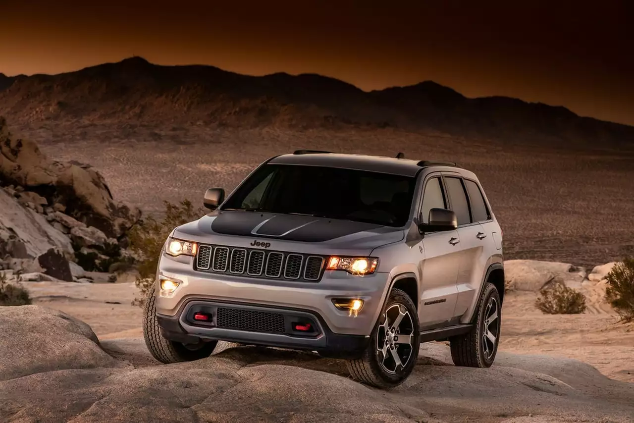 Птица грязи не боится: Jeep Grand Cherokee стал еще внедорожнее