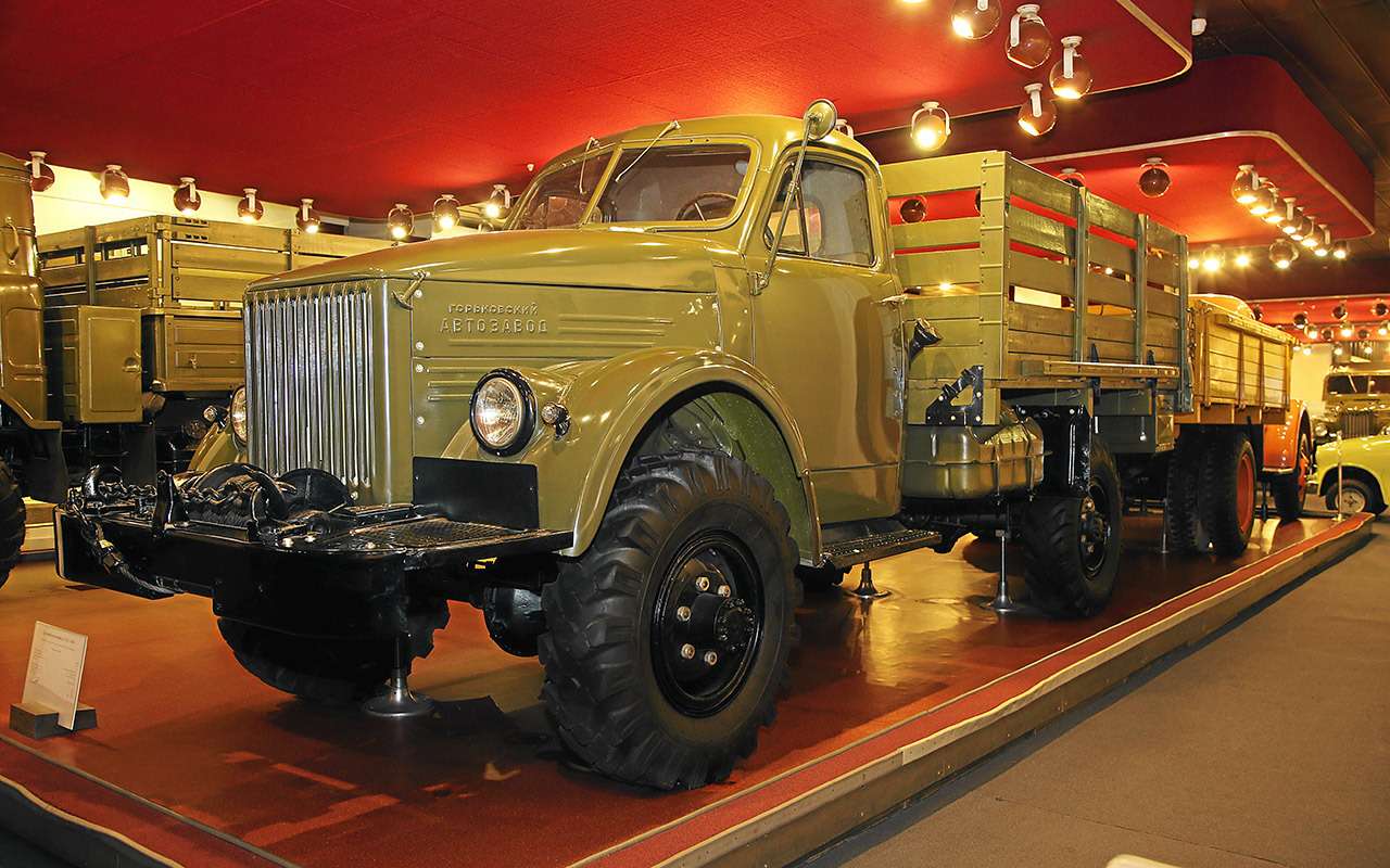 Серийный ГАЗ‑63 – уже с цельнометаллической кабиной и наружным зеркалом заднего вида.