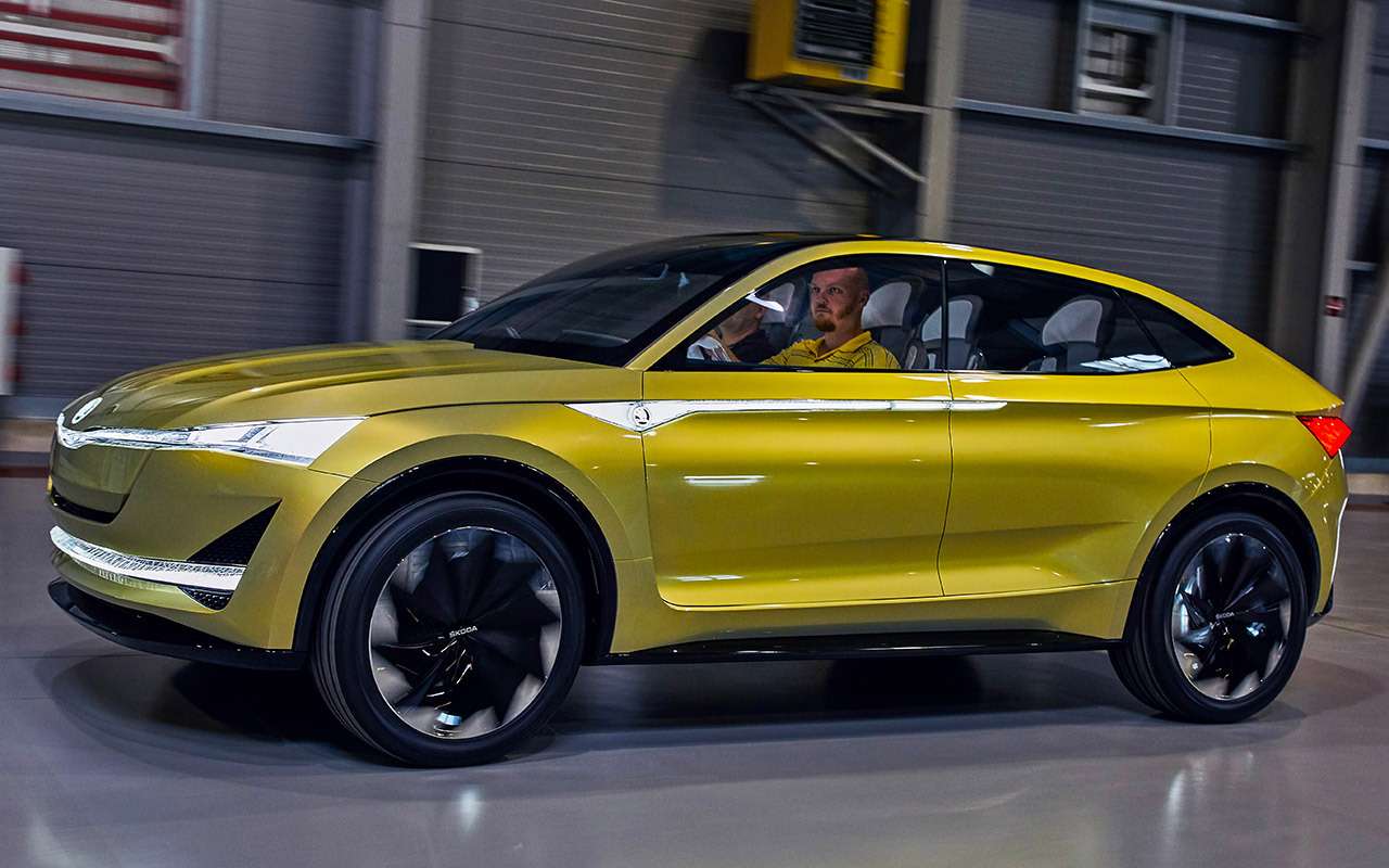 Длина электромобиля  Skoda Vision E – 4688 мм, лишь на 9 мм меньше, чем у Кадьяка. При этом колесная база больше, чем у лифтбека Superb: 2851 мм против 2841 мм. Вот почему салон просторен, а свесы кузова невелики.
