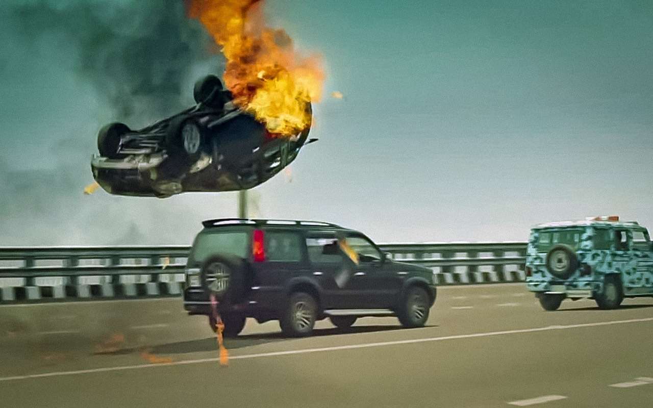 Законы физики отменяются - убойные автотрюки Болливуда (видеоподборка)