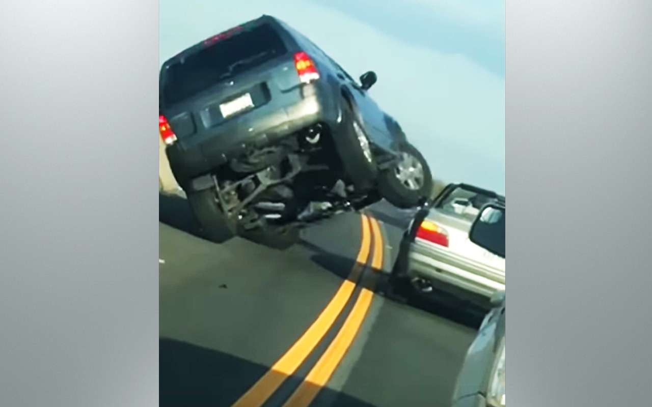 Расплевались, пободались: дорожная разборка с переворотом попала на видео