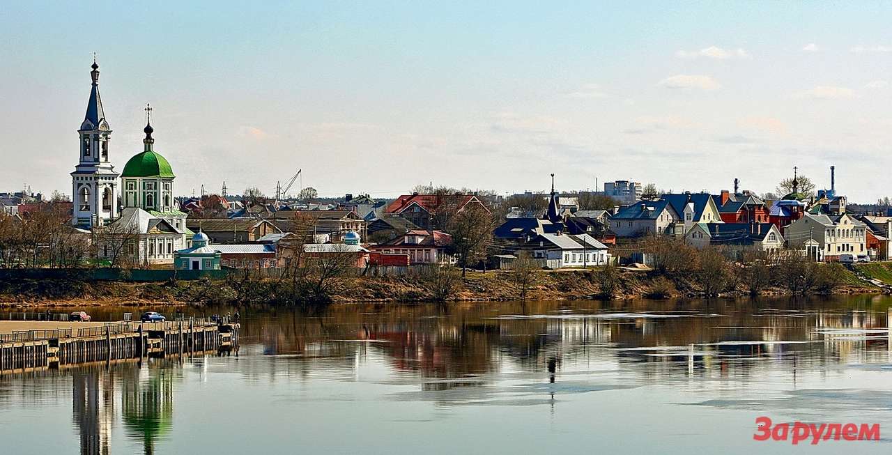 Вид с моста Лейтенанта Шмидта на… Тверь! Красиво? Полвека назад этому тверскому мосту действительно достались элементы конструкции питерского коллеги. Поэтому его часто называют «пол-Шмидта». Или попроще – новый. Или иначе – Нововолжский.
