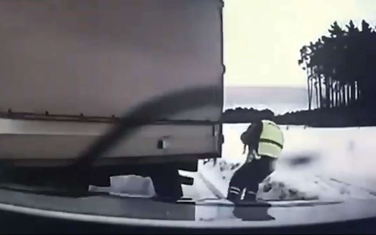 Вот это реакция: полицейский спасается от фуры