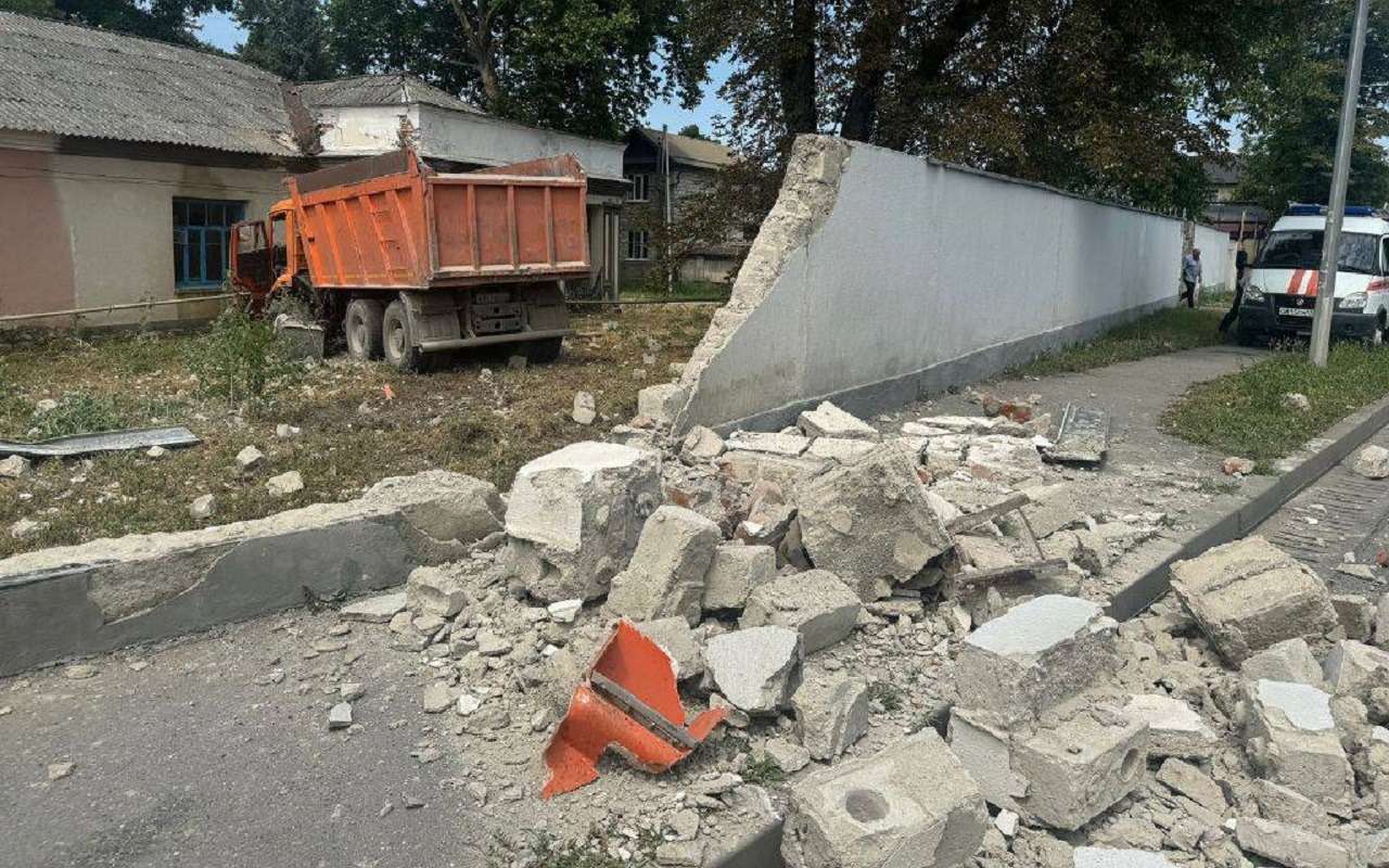 Грузовик разнес ограждение НИИ в Кабардино-Балкарии