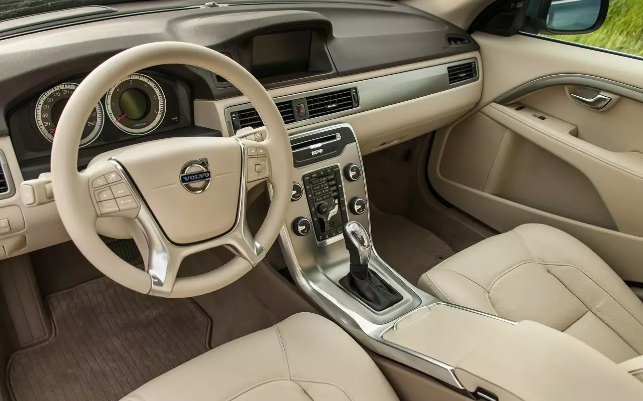 Крепкий кузов и очень надежный мотор – престижный седан по цене Искры!