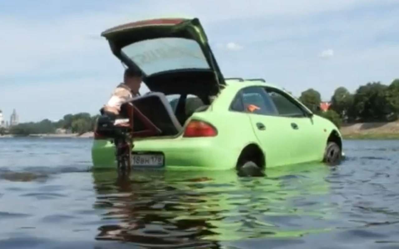 Переделал автомобиль Mazda в амфибию (видео)