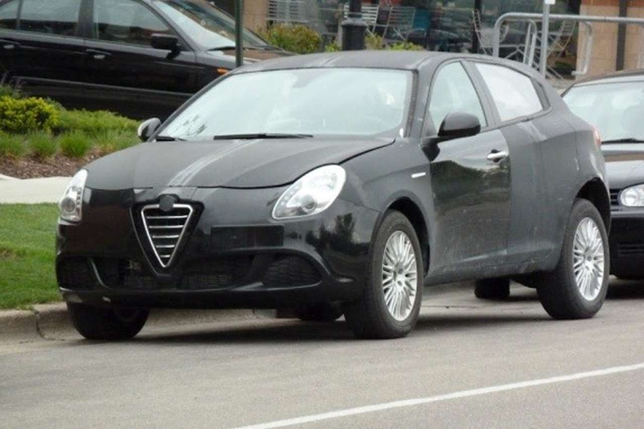 Вполне может быть, что с уменьшенным до 3,2 л мотором Pentastar V6 станет сотрудничать новейшая девятиступенчатая автоматическая коробка передач ZF. Привод на все колеса сохранится, однако мы полагаем, что начальные варианты сделают все же переднеприводными