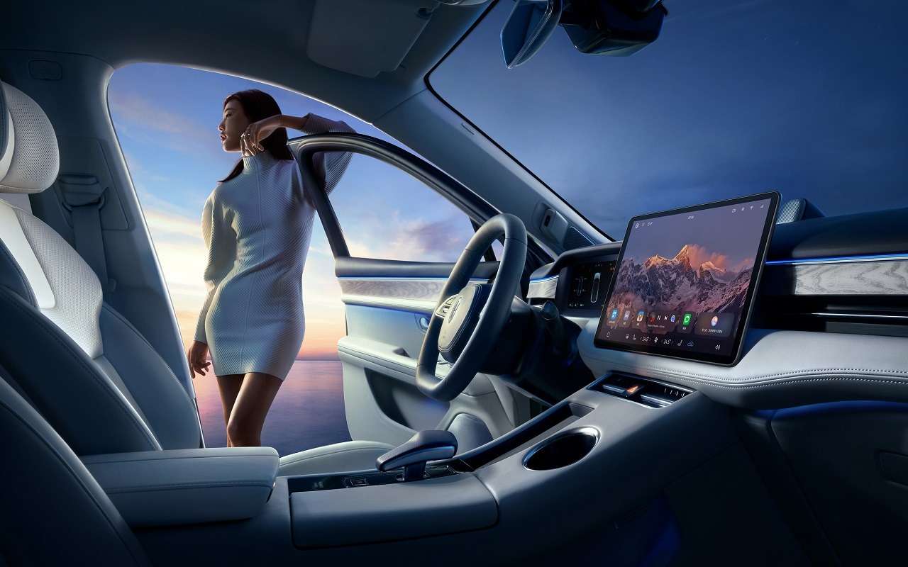 Интерьер Seres M5