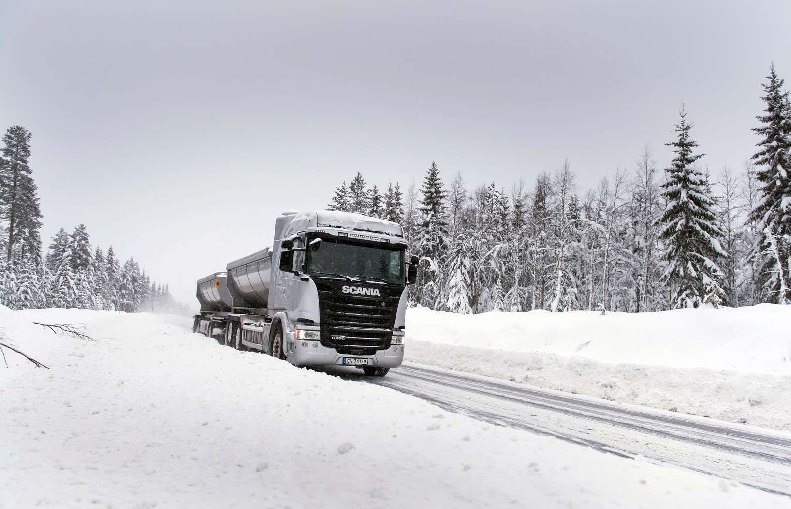 Зимний трак. Скания зима 116. Скания для севера. Скания зимник. Volvo FH зимник.