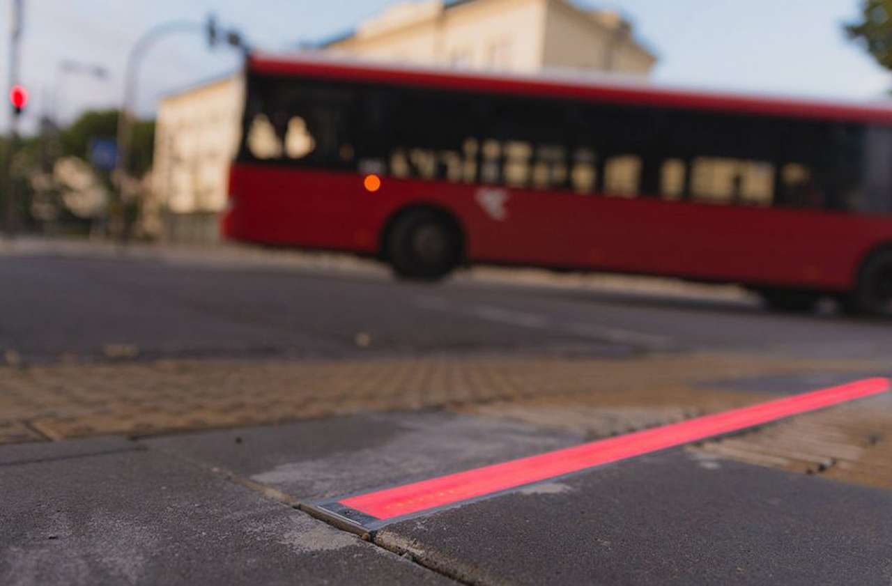 Появились лежачие светофоры. Такой заметят даже гаджетоманы!