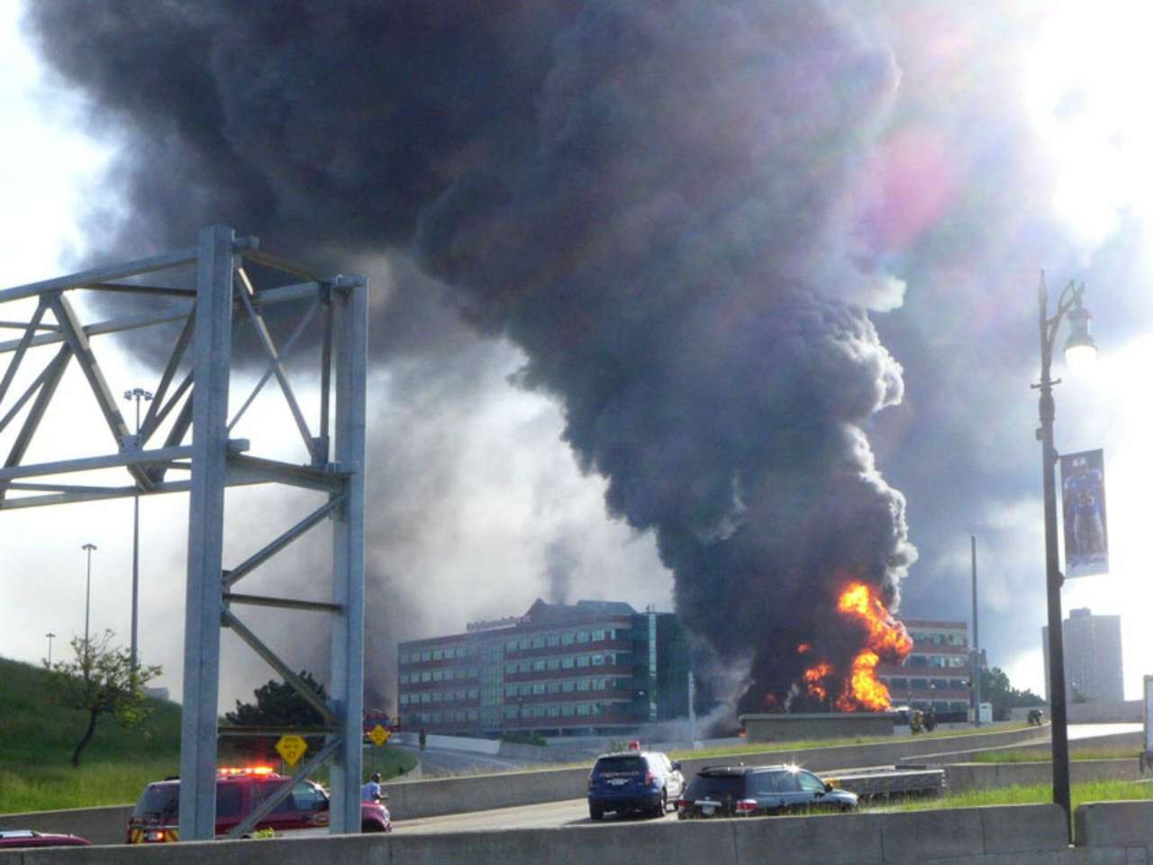 Гигантский пожар бензовоза перекрыл трассу в Детройте (ВИДЕО)