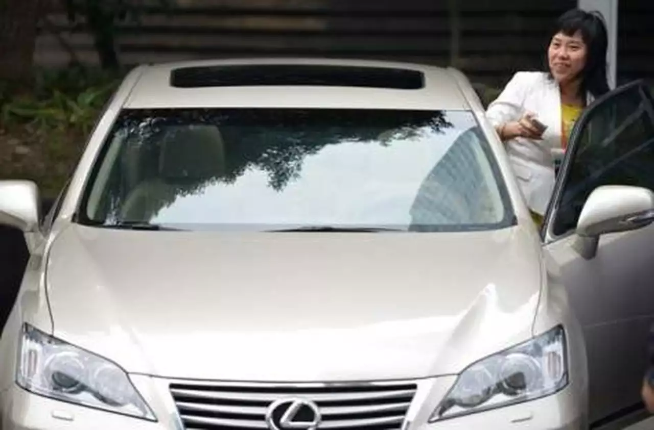 Женщинам-водителям полиция советует сниматься с ручника