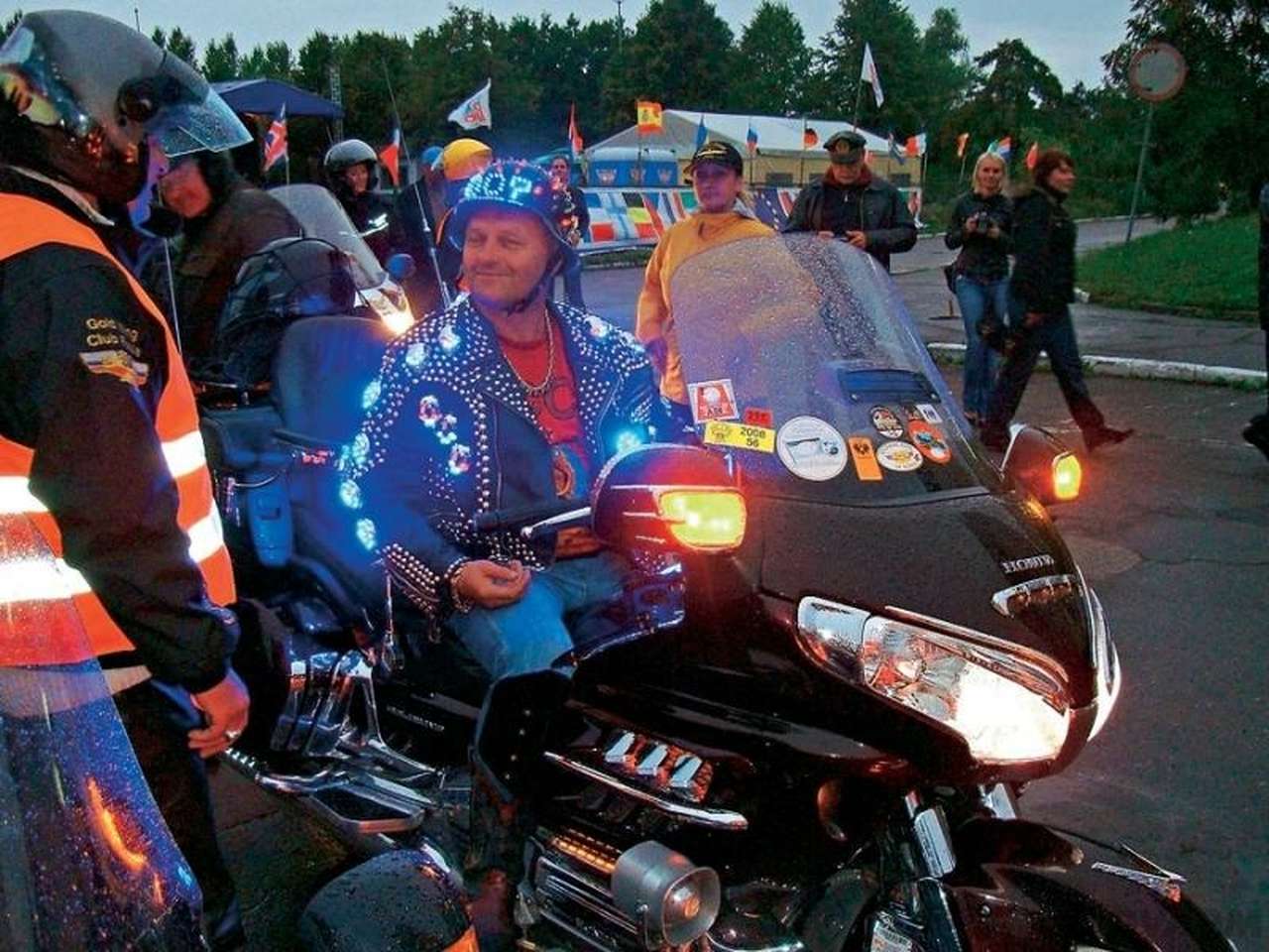 Слетелись...