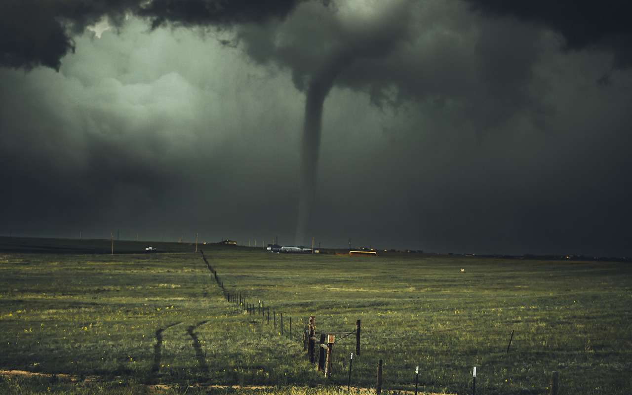 Старик обуздал торнадо с помощью пистолета на мойке. Не шутка!