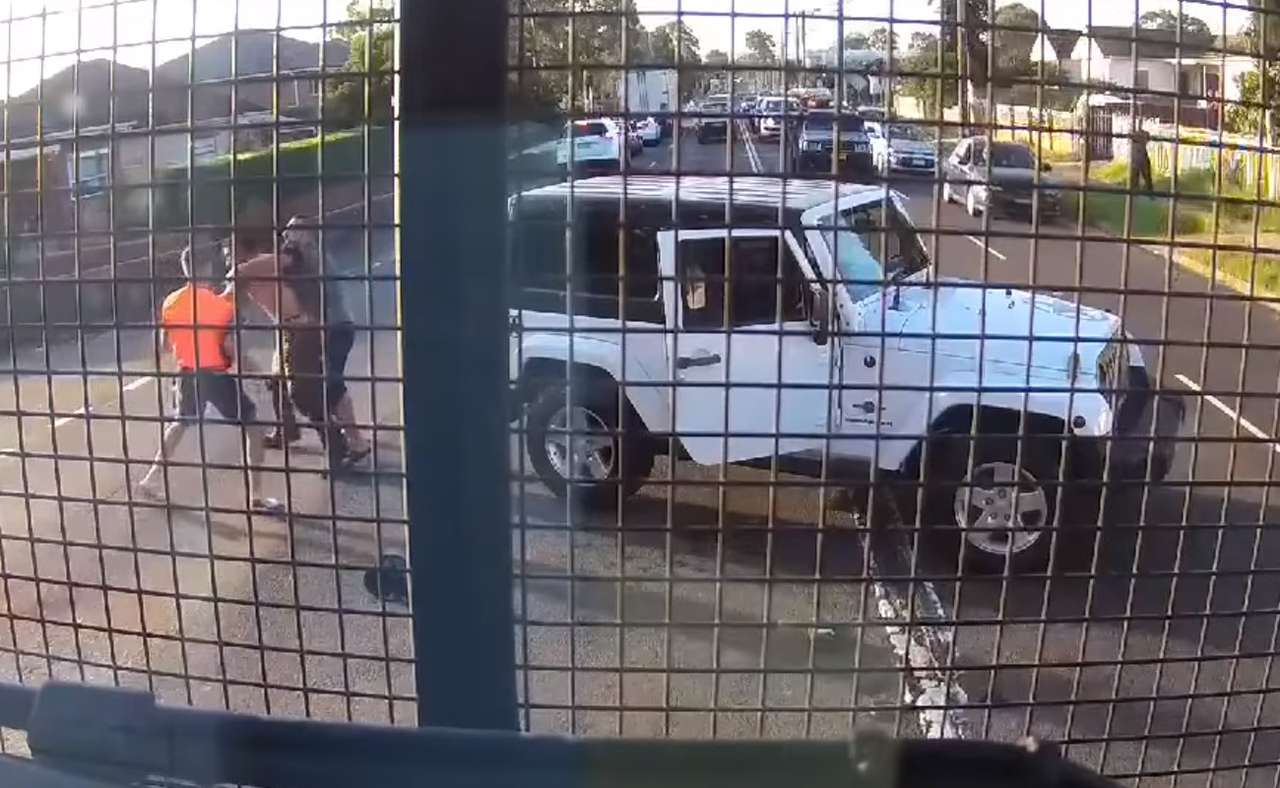 Мордобой посреди дороги из-за пустяка попал на видео