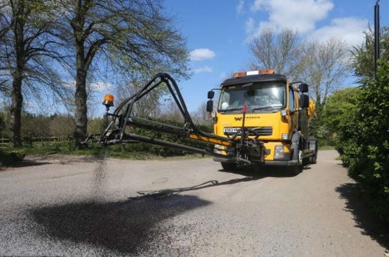 Британцы вывели на дороги роботов-ремонтников 